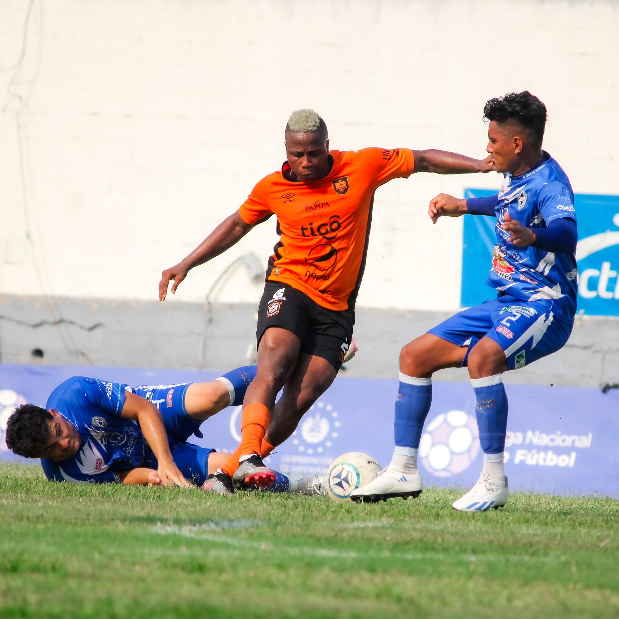 Águila rescata el empate en Gotera