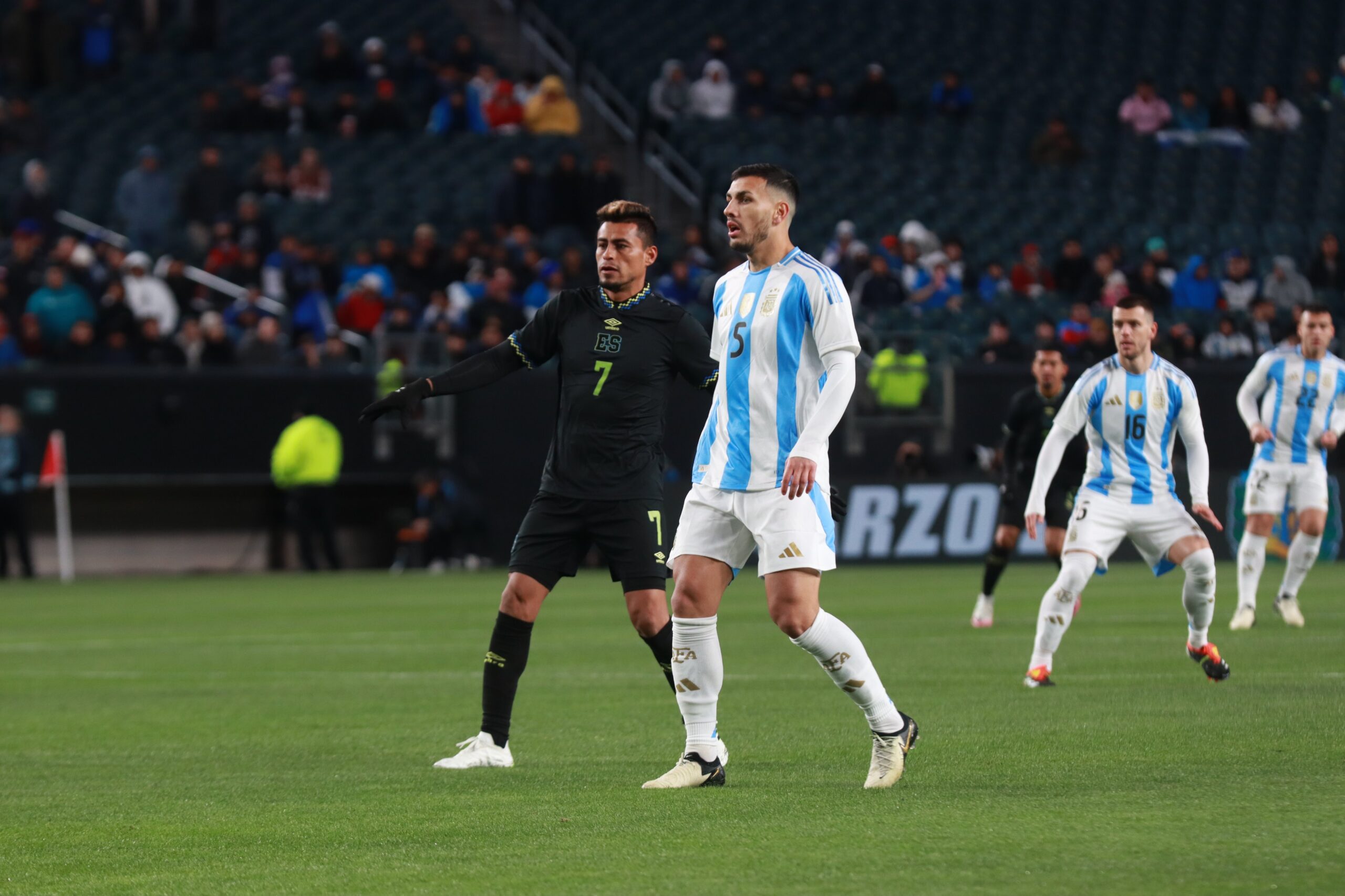 Argentina arrasa a la Selecta con un contundente 3-0 en Filadelfia.