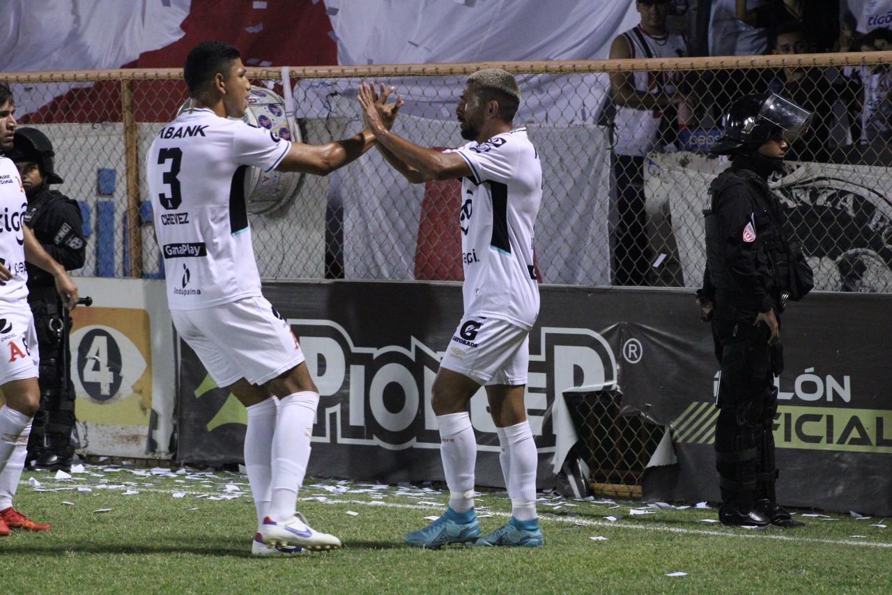 Alianza se impone con autoridad en el Calero Suárez.