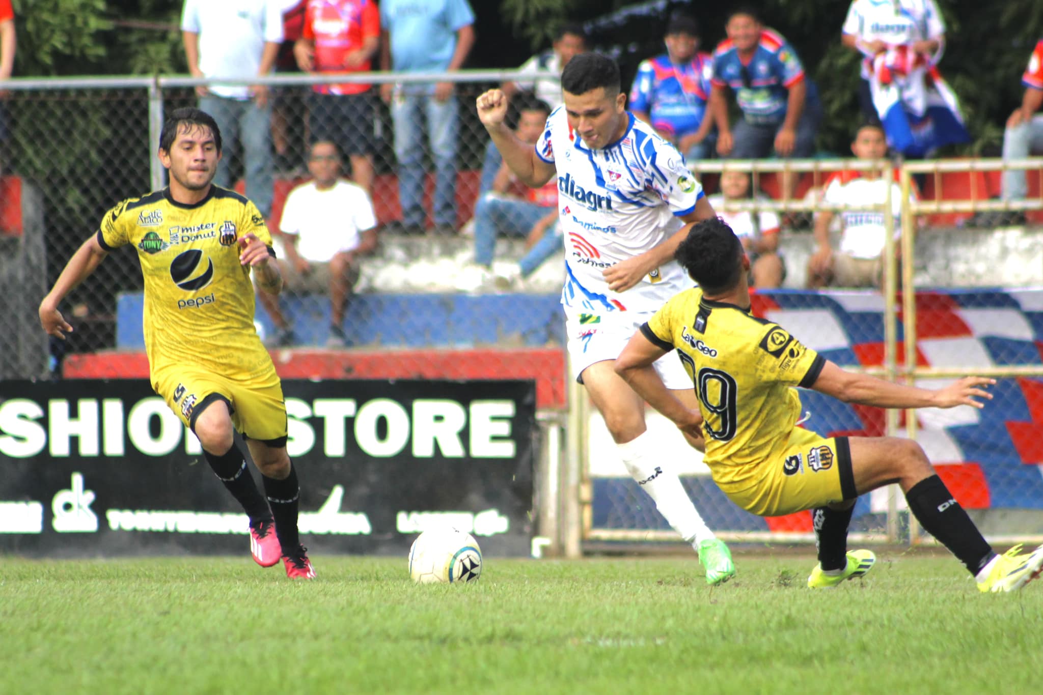 Firpo goleó al Tanque fronterizo y sigue segundo en la tabla.