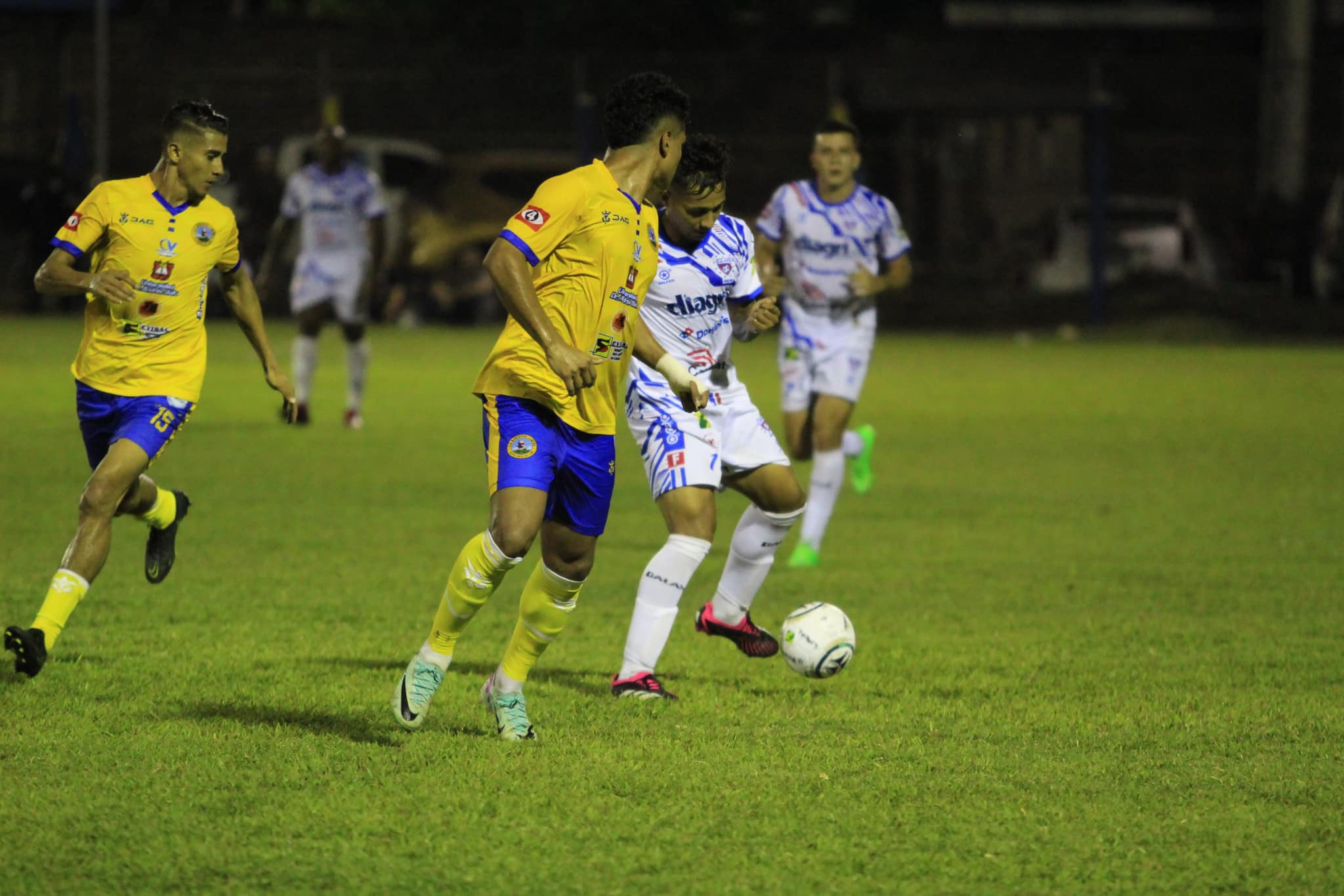 Firpo y Limeño empatan a dos en Santa Rosa de Lima.