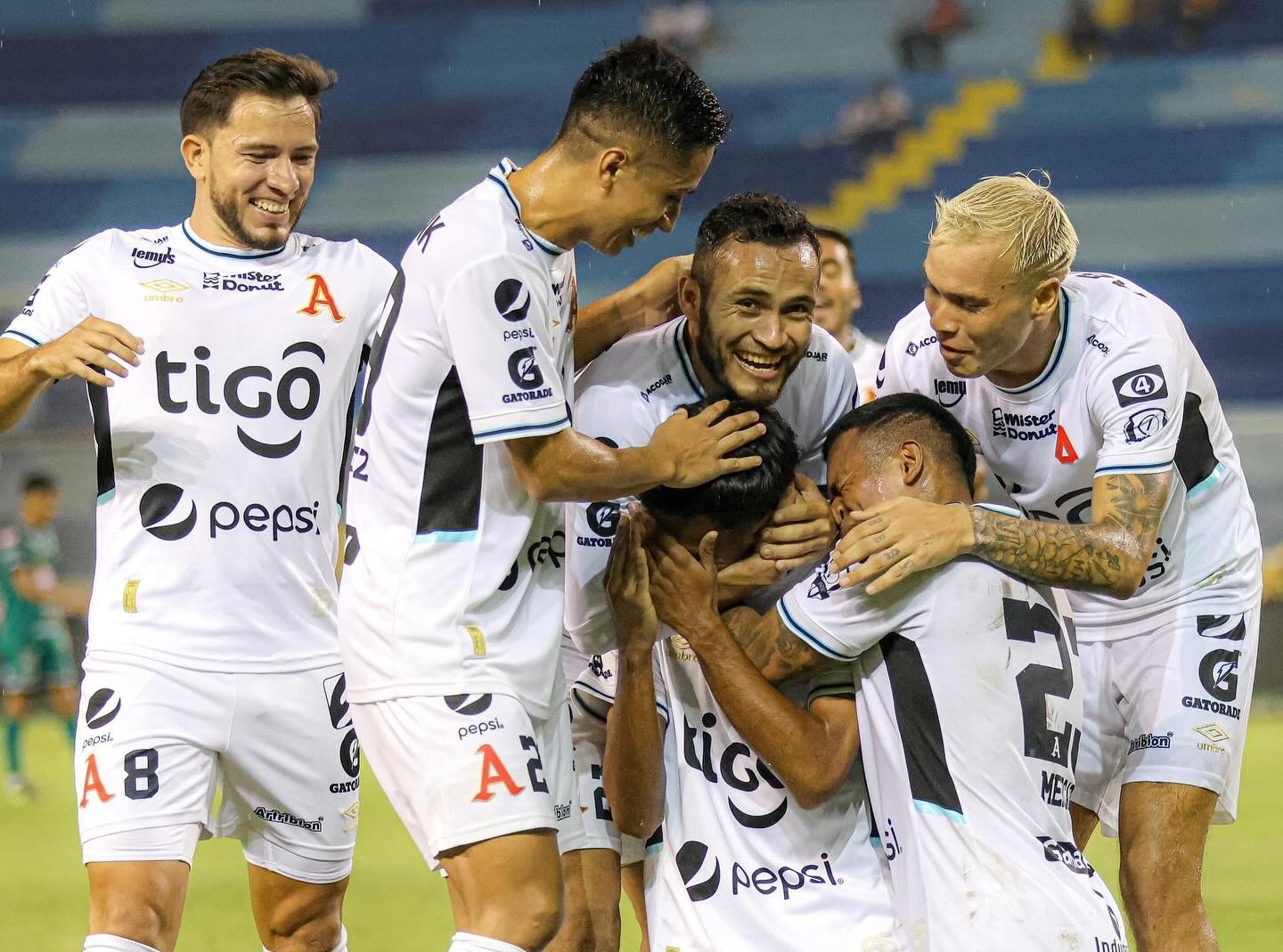 Alianza golea al Dragón en el Cuscatlán.