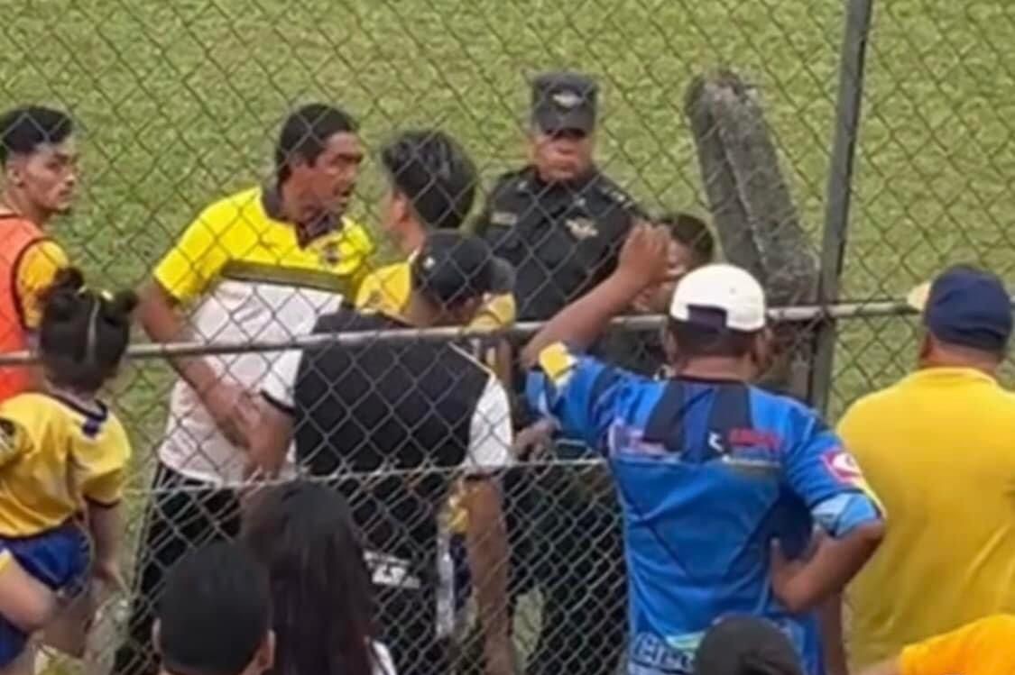 Aficionados de Limeño en contra de Renderos Iraheta.