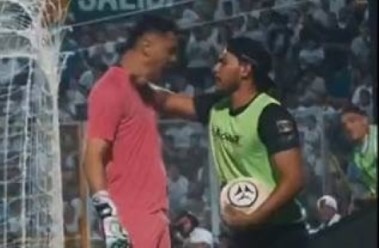 El altercado que tuvo Kevin Carabantes con un recogepelotas.