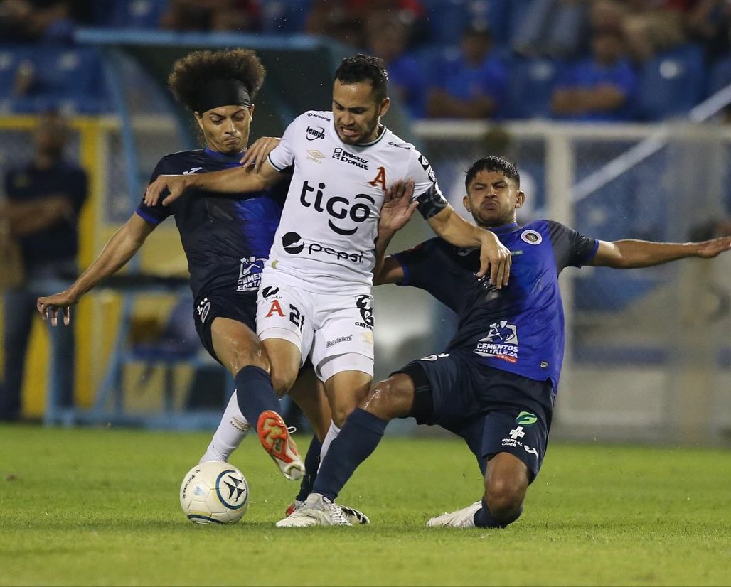 Alianza y FAS se reparten un punto en el Estadio Cuscatlán.