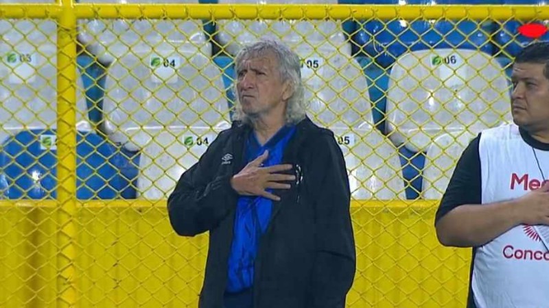 Mágico González con el amor de la afición en su visita al Cuscatlán.