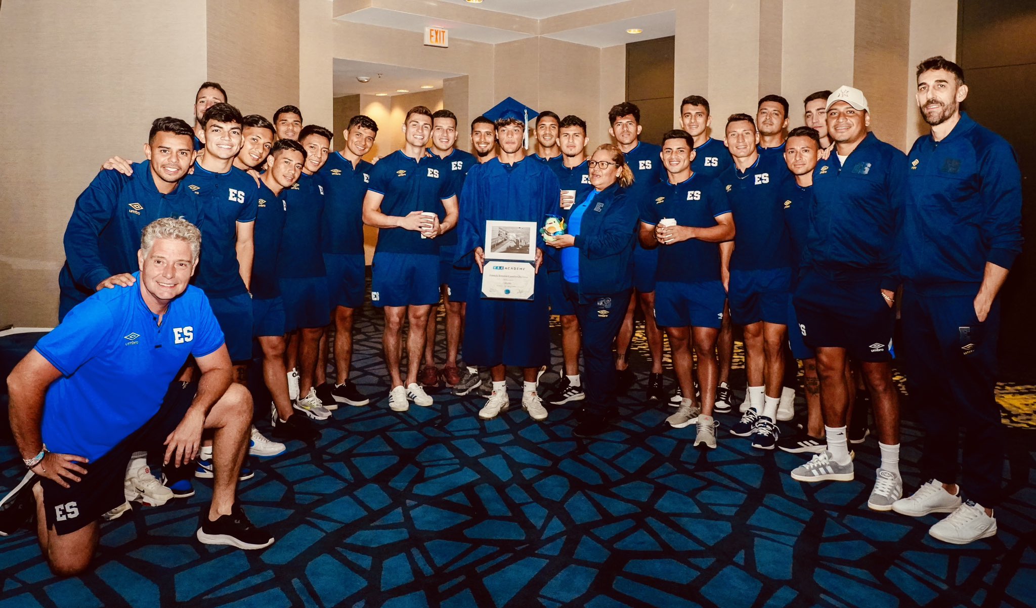 Francis Castillo recibe su título de bachiller