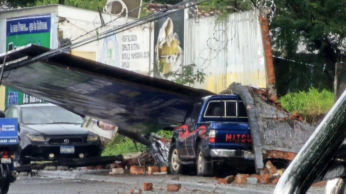 Se derrumba muro del estadio Flores Berríos, sede del Limeño