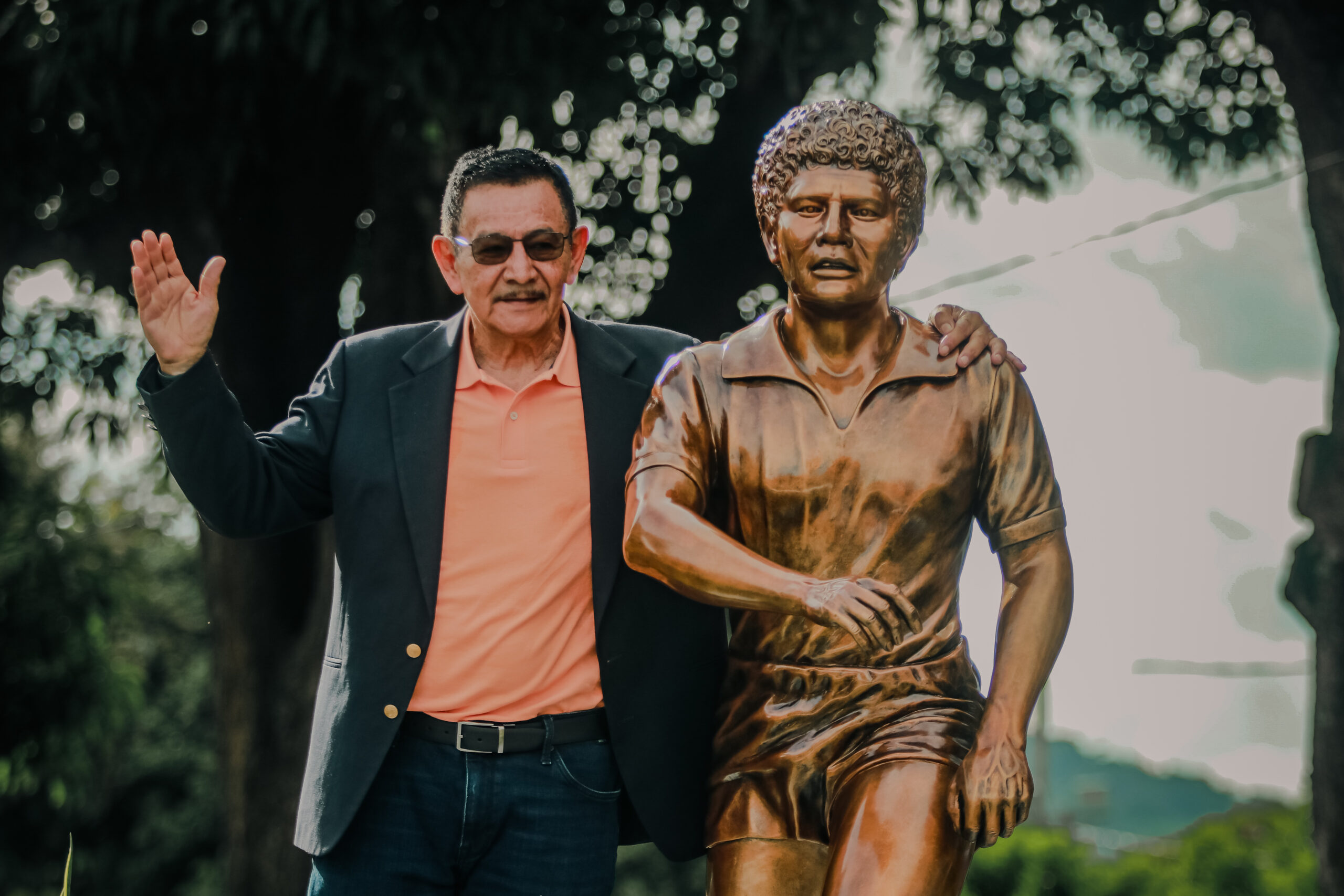El gran homenaje a David Cabrera, leyenda de FAS, con una estatua.