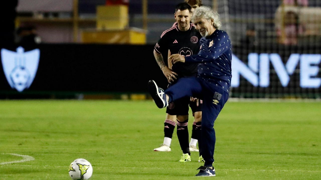 Jorge Mágico González rinde homenaje al día de la independencia