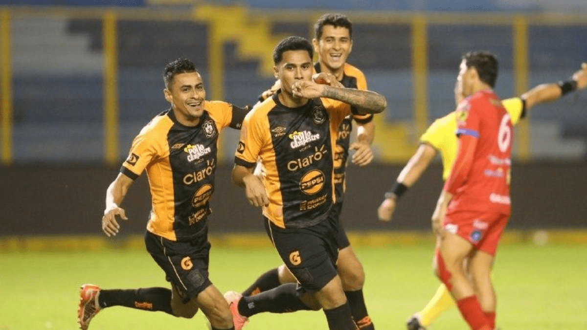 Águila golea al Firpo y se acerca a la cima del Apertura 2024