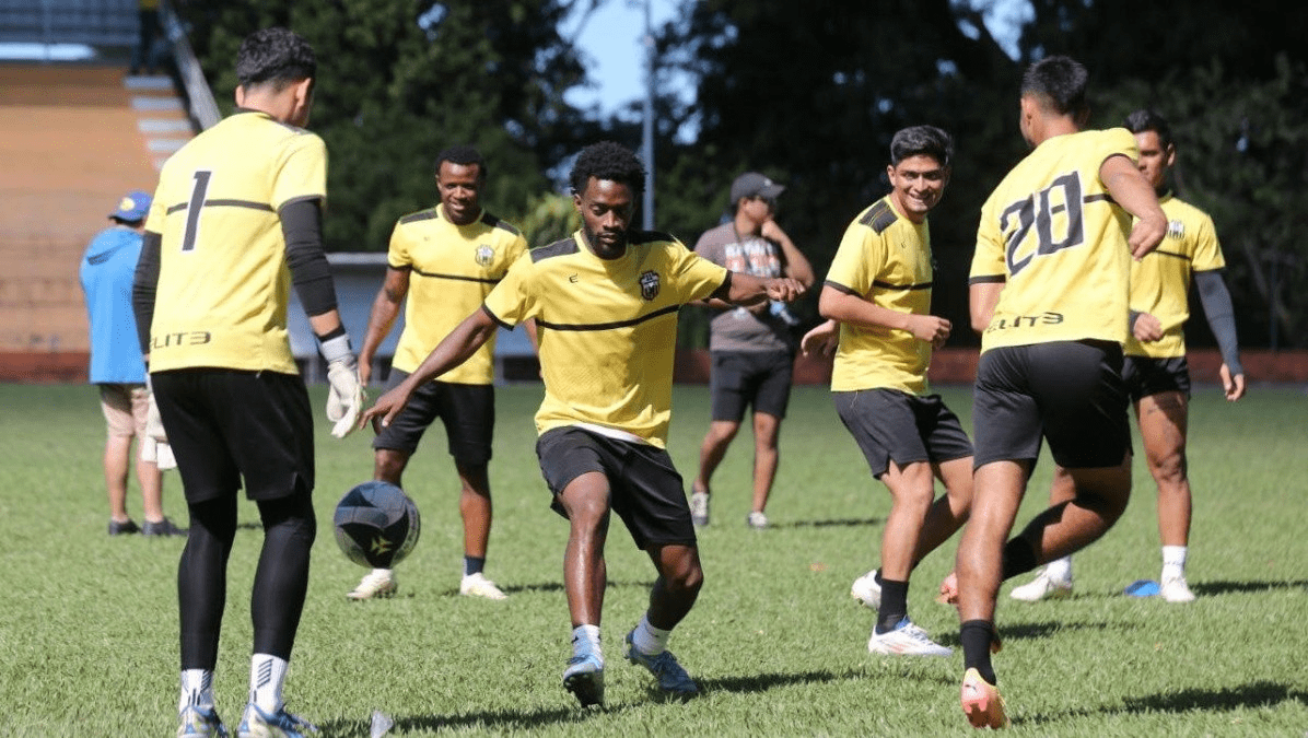 Once Deportivo comenzó la preparación de la final, con desacuerdos