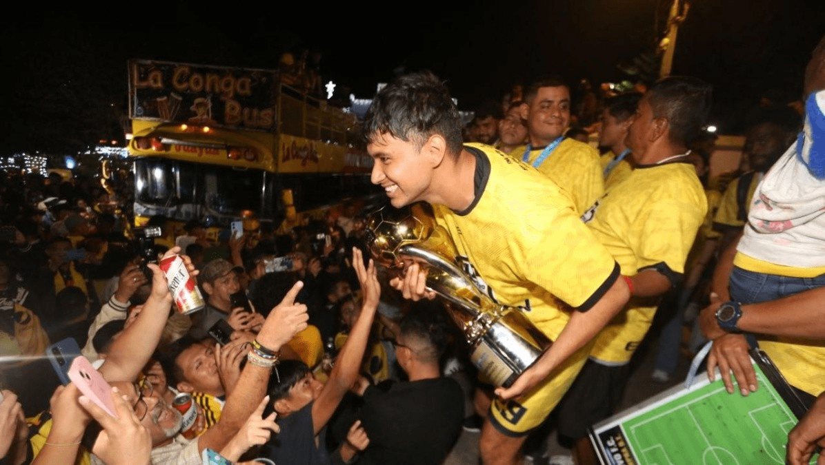 Once Deportivo celebró a lo grande su primer titulo.