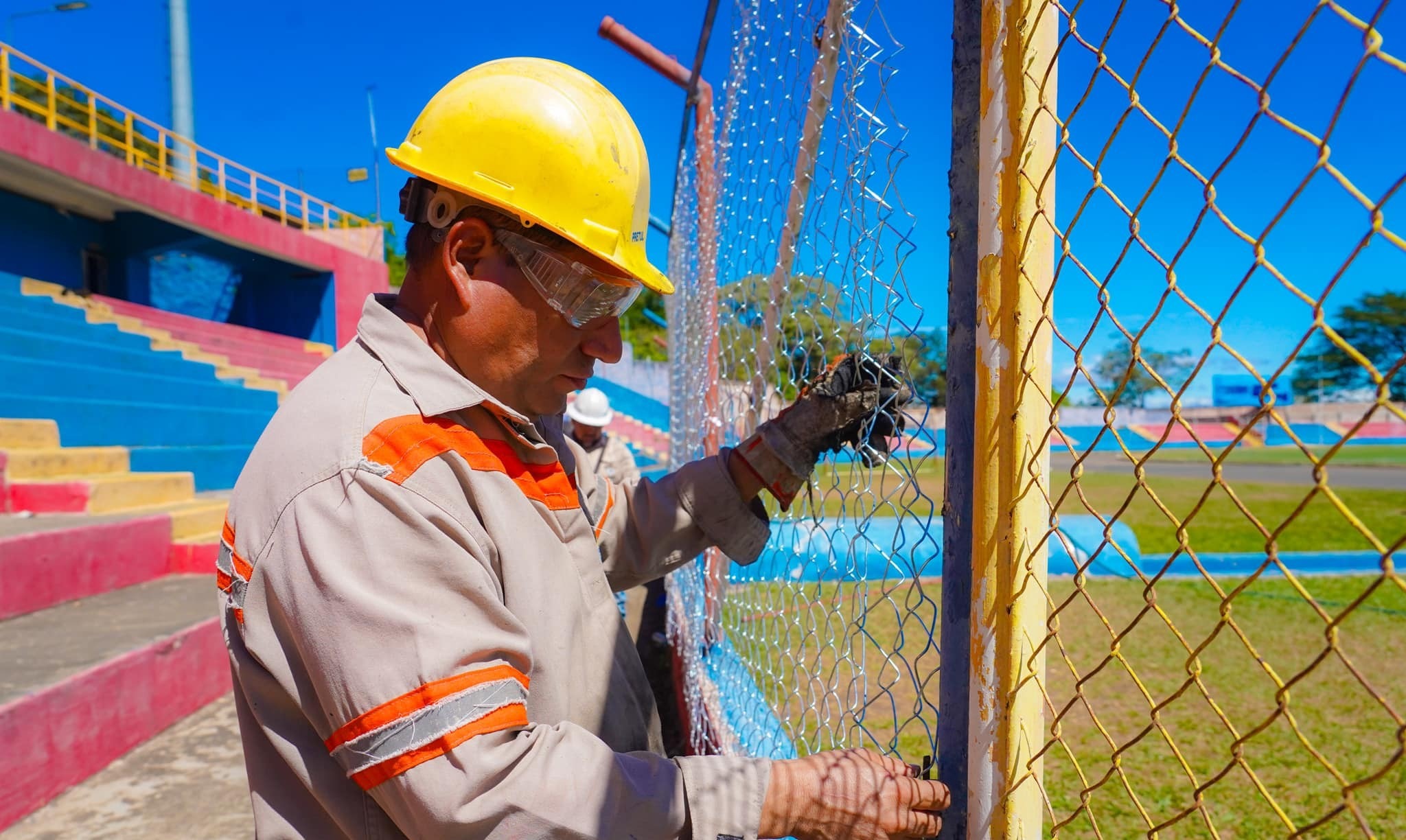 Se vuelve a Instalar la malla en el estadio Oscar Quiteño