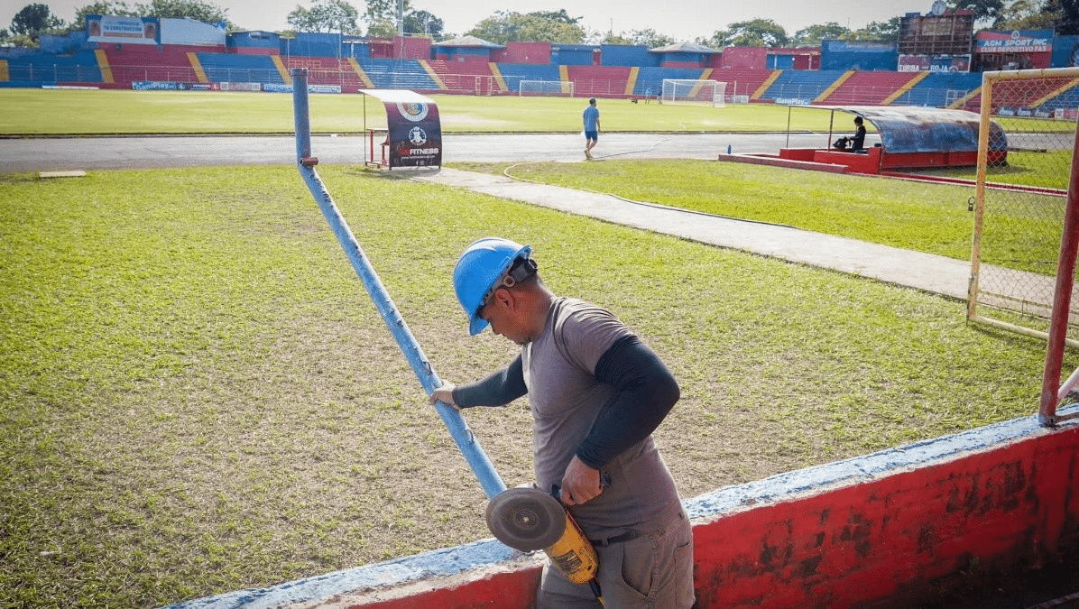 Alcalde de Santa Ana, sobre mallas en el Quiteño