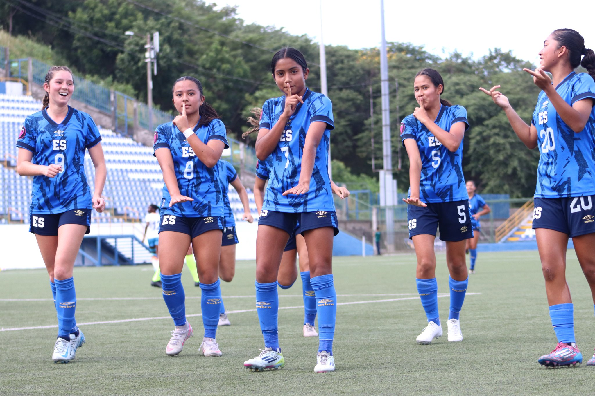Selecta Femenina sub 17 golea en su debut del torneo de Concacaf