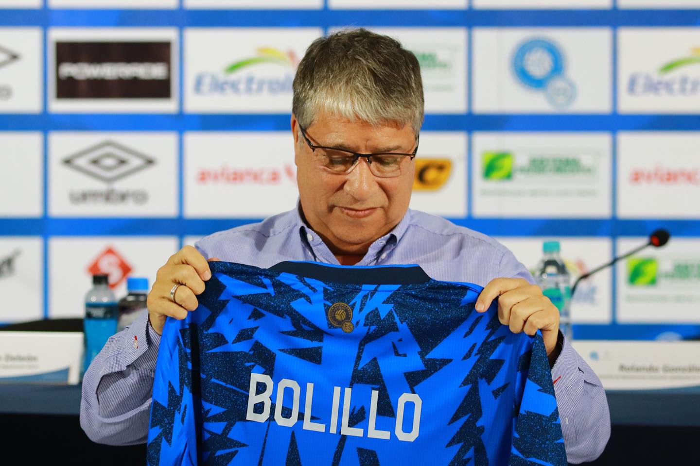 Hernán “Bolillo” Gómez presentado como nuevo técnico de El Salvador