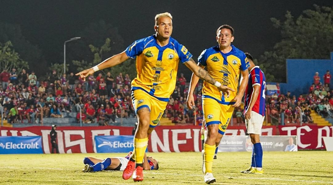 Limeño sorprende a FAS y enciende la furia de la afición en el estadio Quiteño