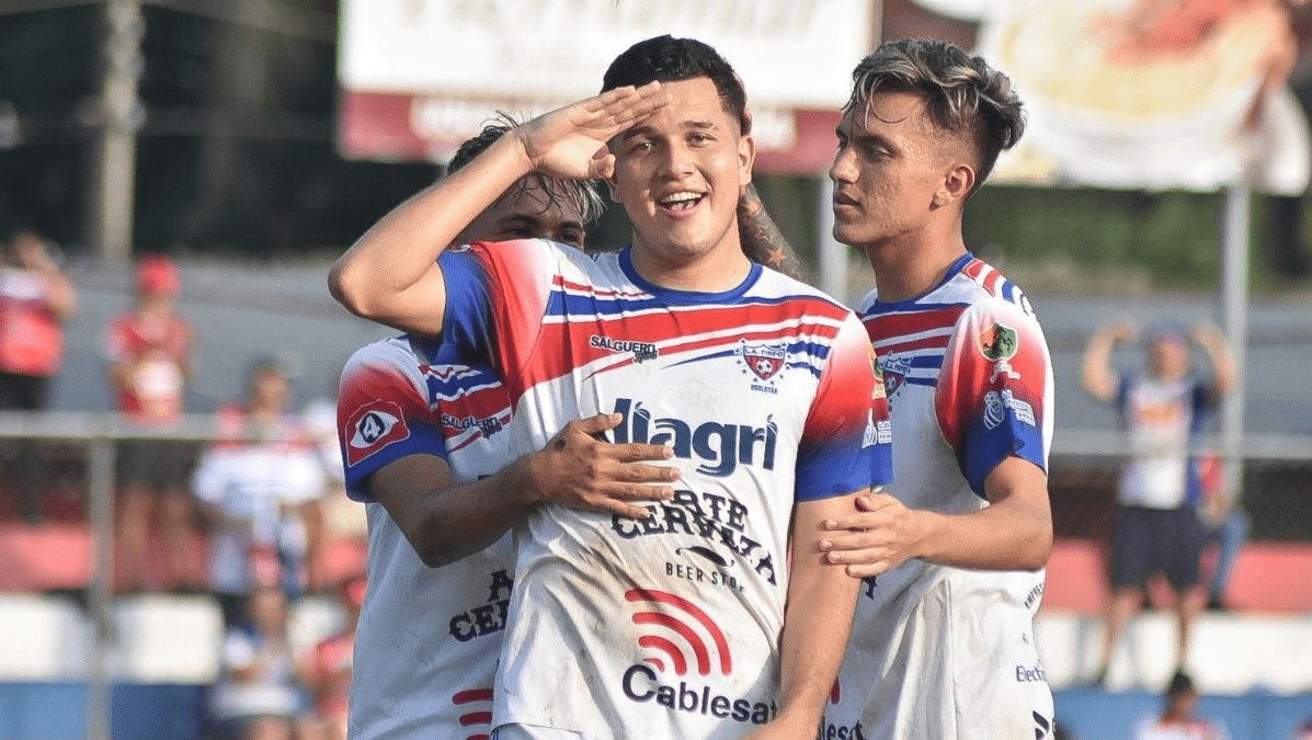 Styven Vásquez brilla con un triplete en la victoria de Firpo sobre Once