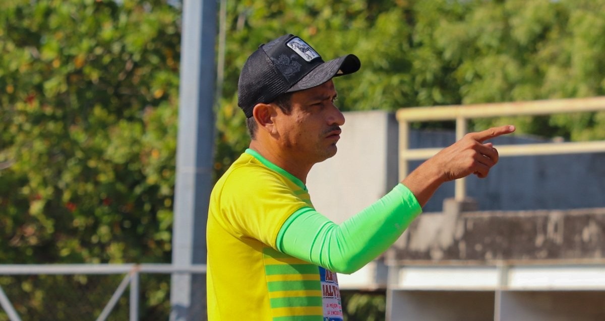 “Meme” González, histórico bajo los tres palos, ahora dirige desde el banquillo