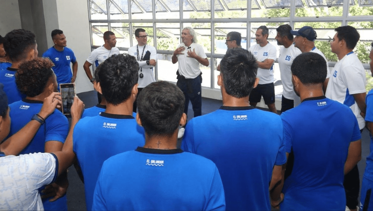 Mágico González visitó el entrenamiento de La Selecta