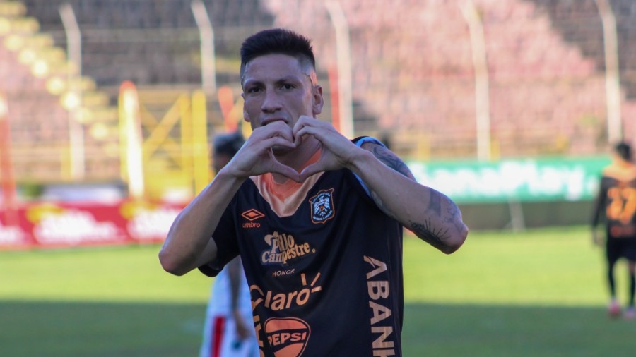 Águila golea Firpo y escala hasta la tercera posición de la tabla