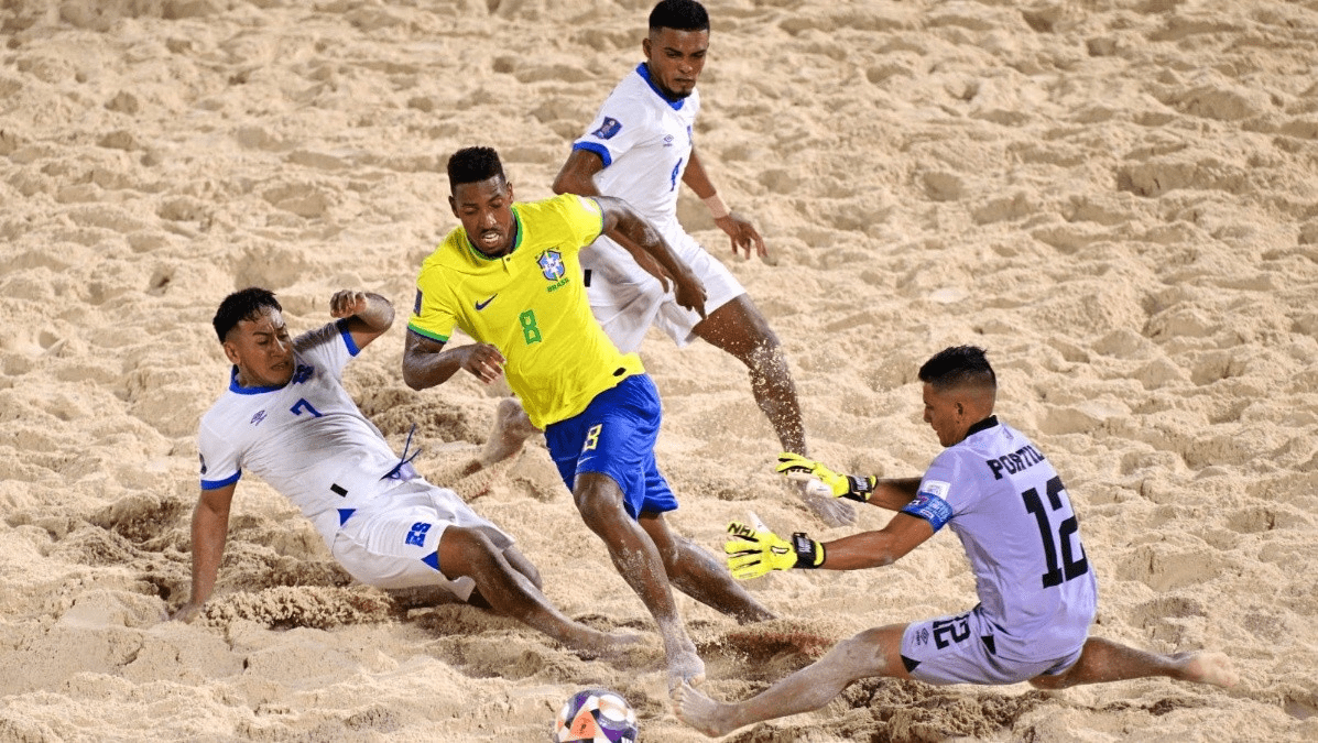 La Selecta de playa debuta con derrota ante Brasil en el Mundial de fútbol playa