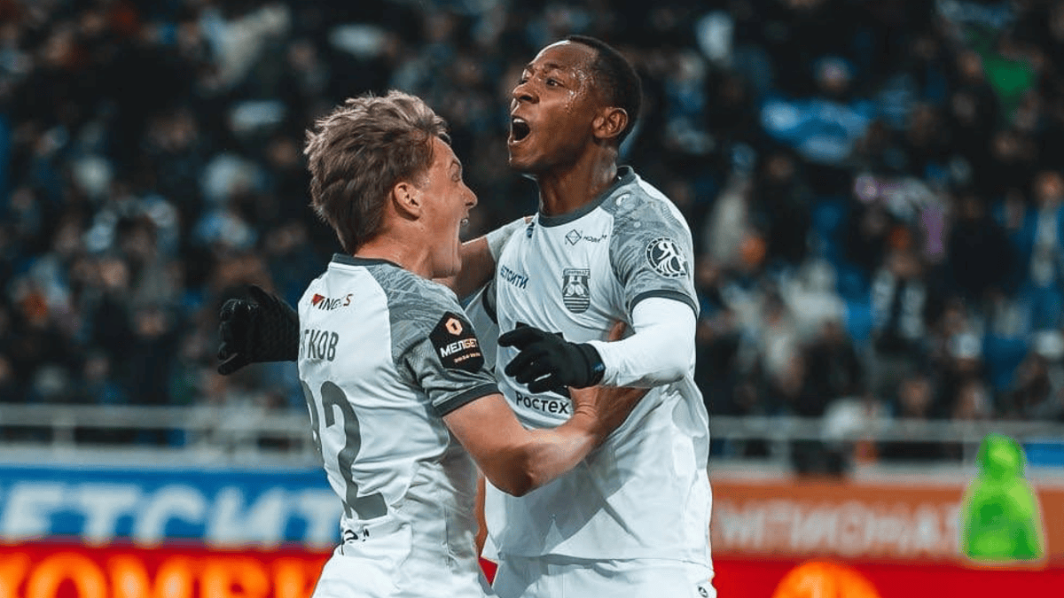 Brayan Gil celebra el título del ascenso en Rusia con el Baltika Kaliningrado