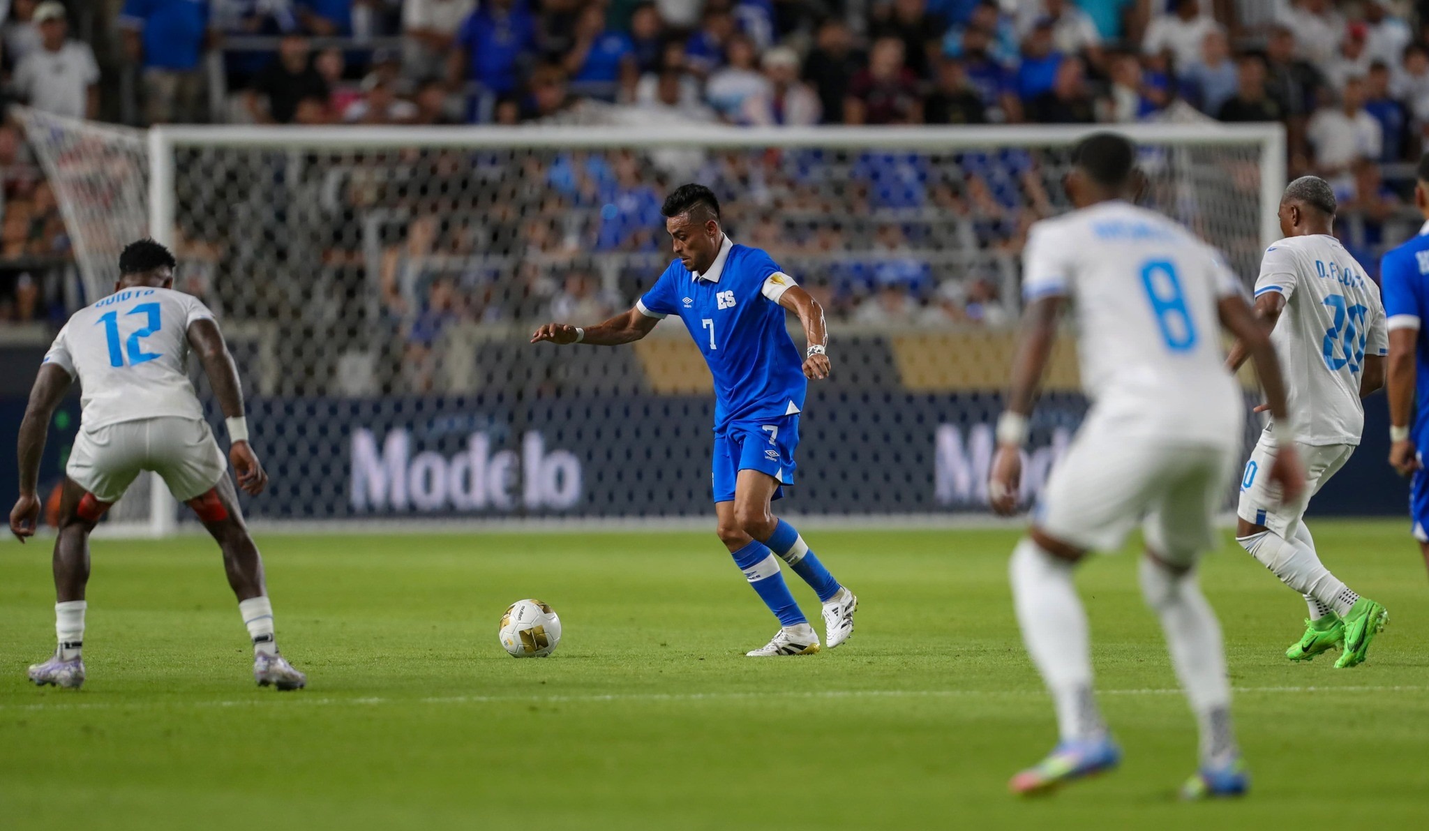 Darwin Cerén alcanza los 100 partidos con El Salvador