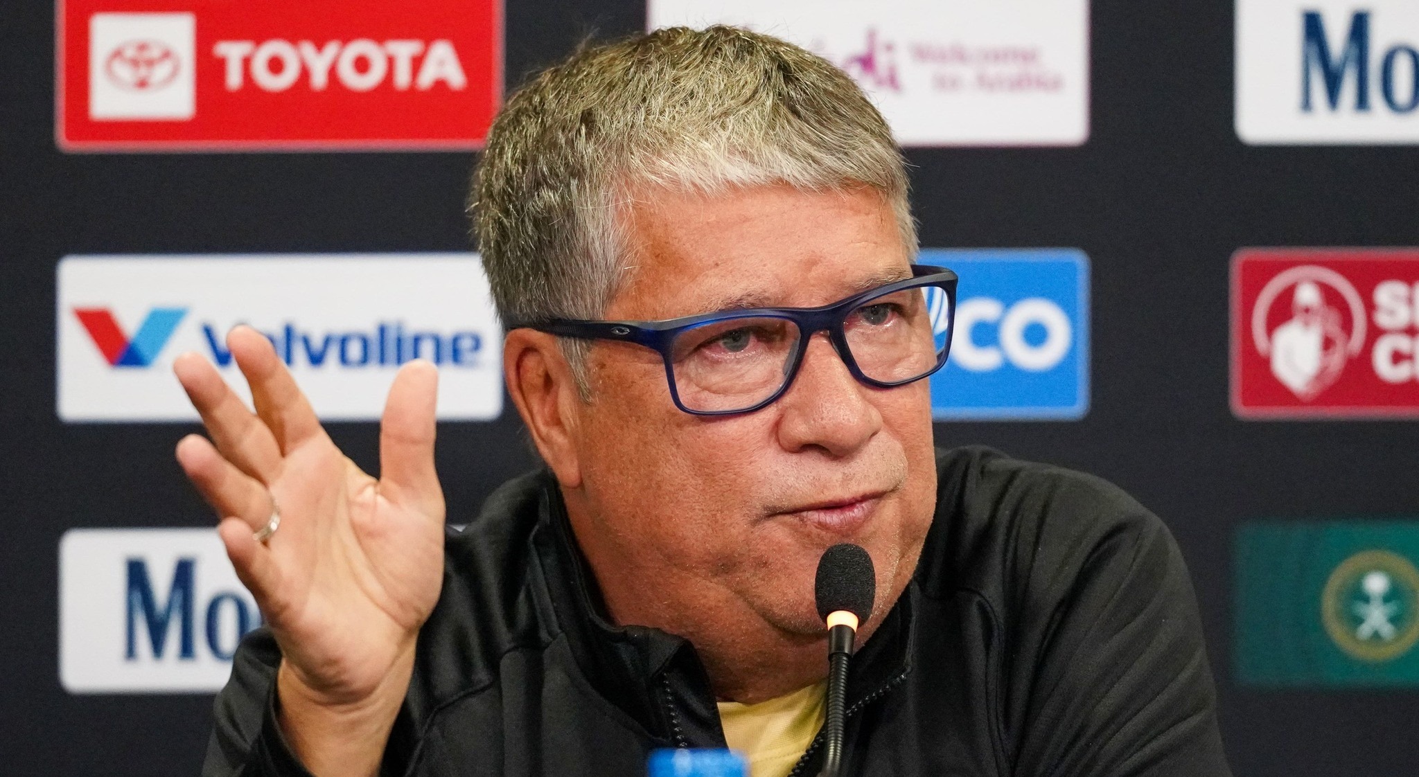 “Sí va a haber unos cambios. No te lo doy por respeto a ellos” Bolillo Gómez