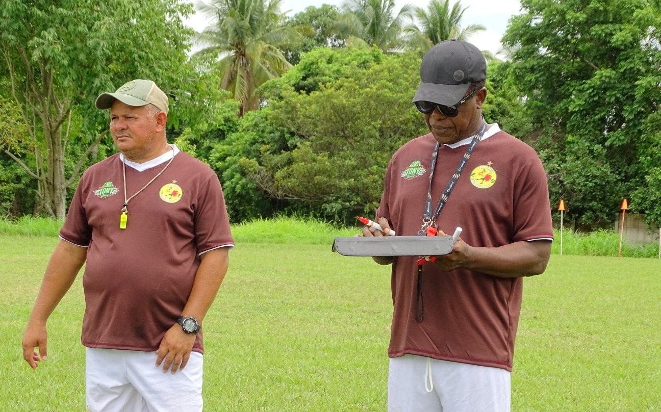 “La gente no entiende que el fútbol de El Salvador es lento por las canchas” Alberto Castillo