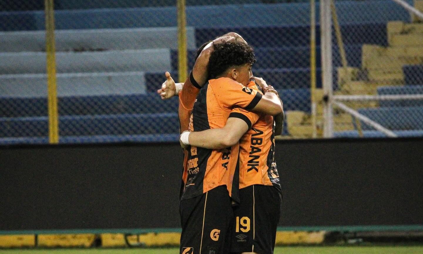 Águila gana bajo la lluvia al Hércules en el Cuscatlán