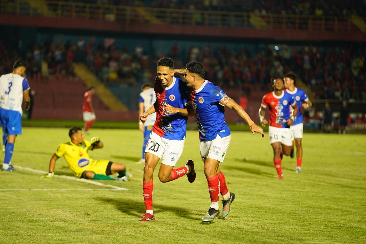 Maciel encendido y FAS letal: 4-1 demoledor contra Zacatecoluca