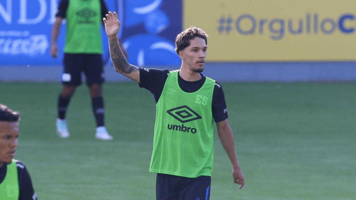 Enrico Dueñas entrena con la selección