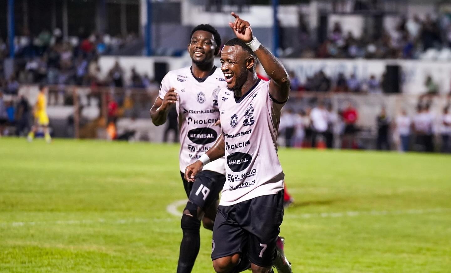 Metapán derrota a Limeño y sufre sobre el cierre del partido