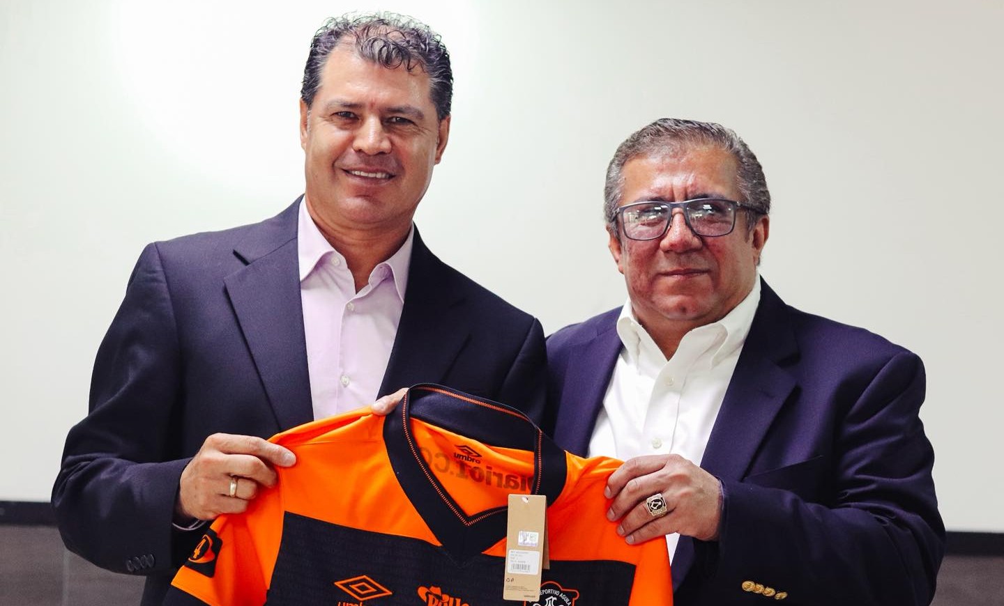 Águila presenta a Juan Carlos Chávez como su nuevo técnico