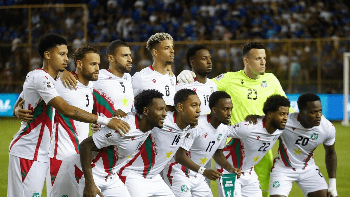 Surinam denuncian gritos racistas en el Cuscatlán