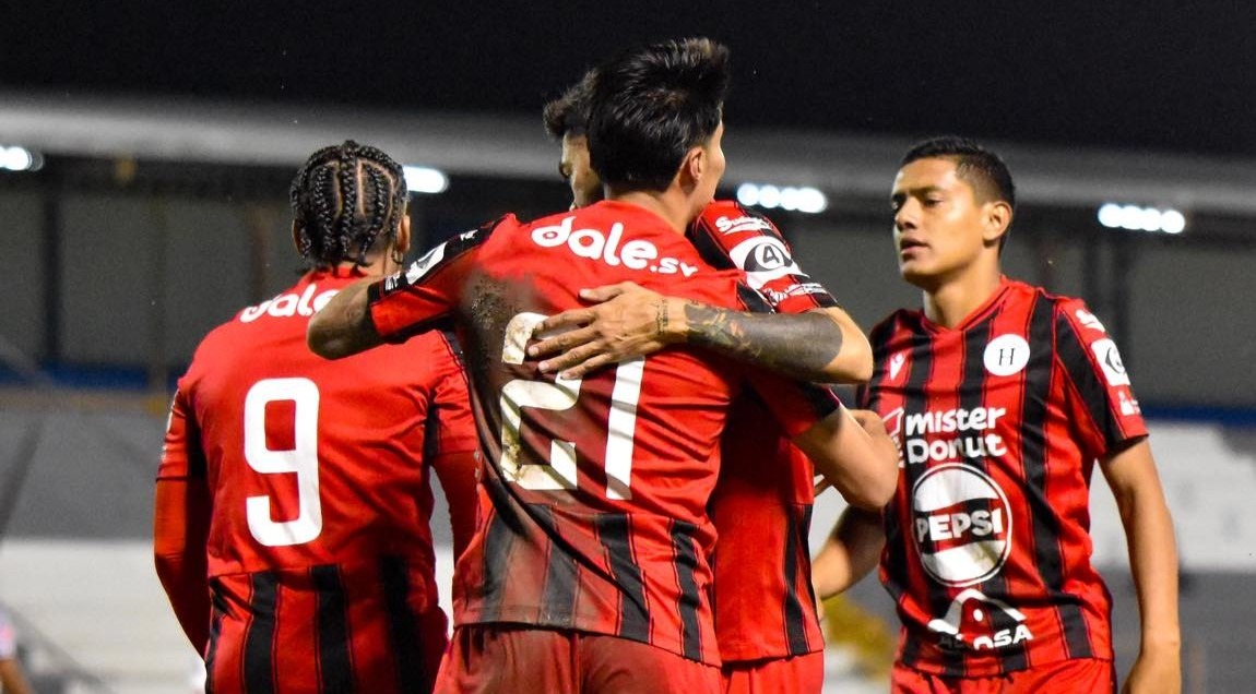 Hércules separa a dos jugadores y parte del cuerpo técnico