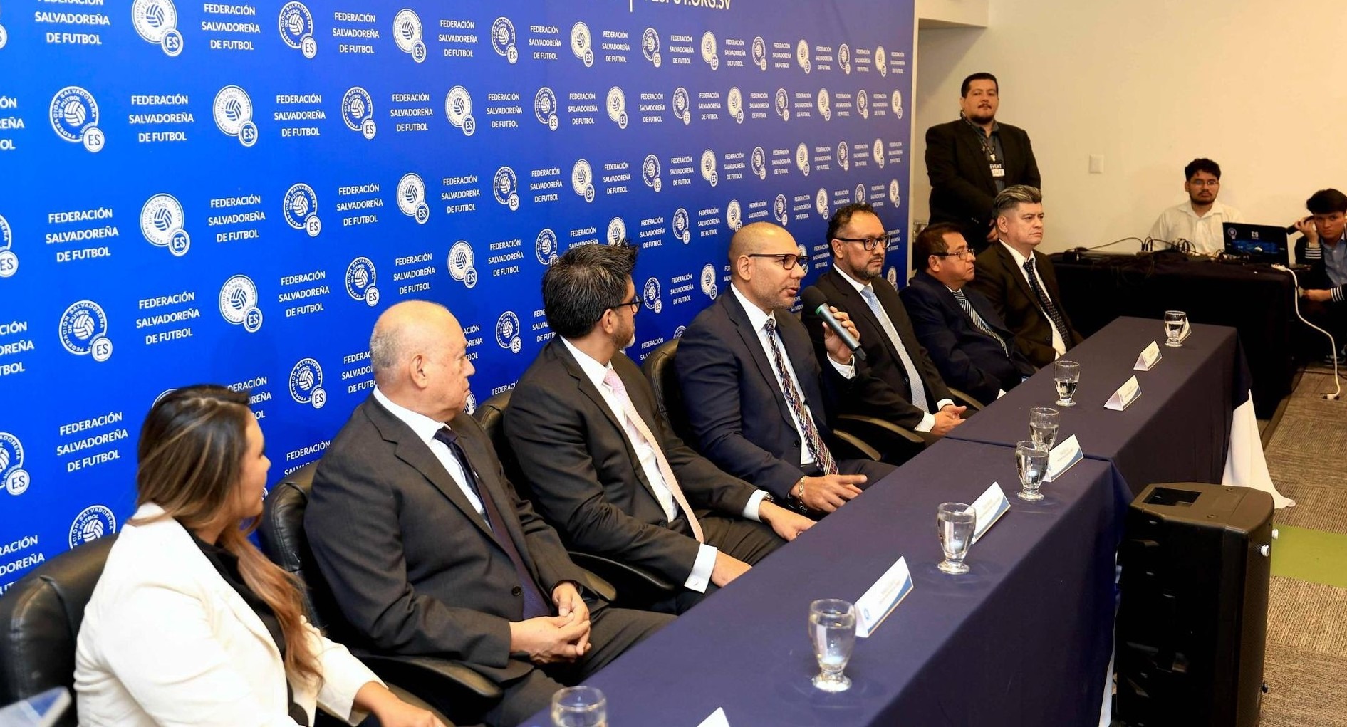 Yamil Bukele anunció remodelación de escenarios deportivos