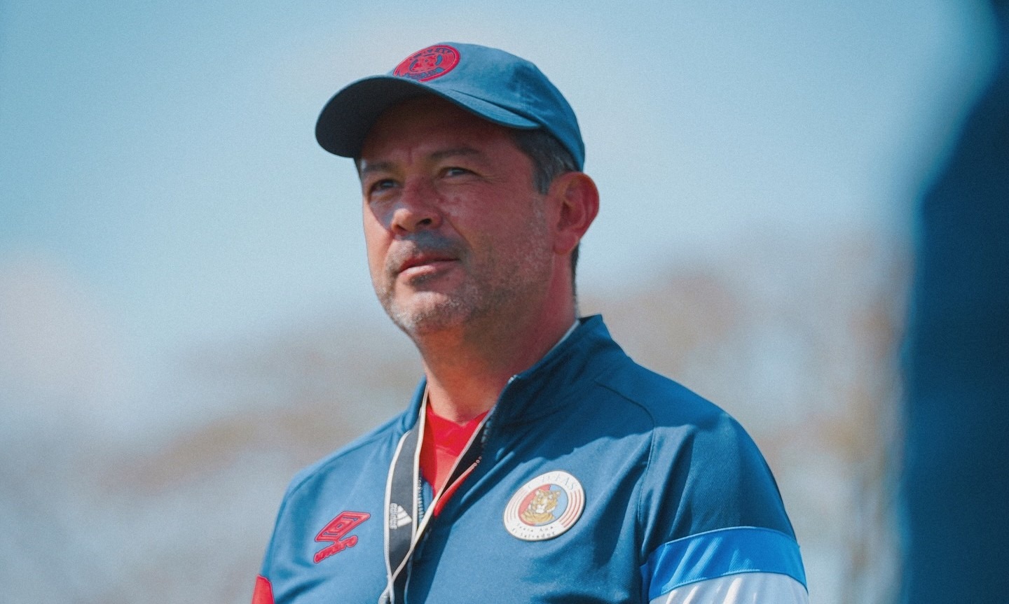 “Es difícil jugar en este campo en malas condiciones” Adrián Sánchez