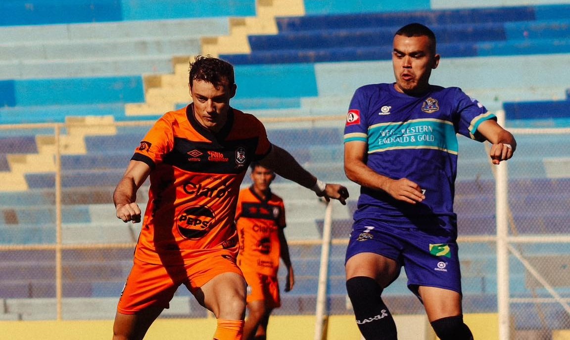 Águila celebra su centenario con victoria ante Zacatecoluca