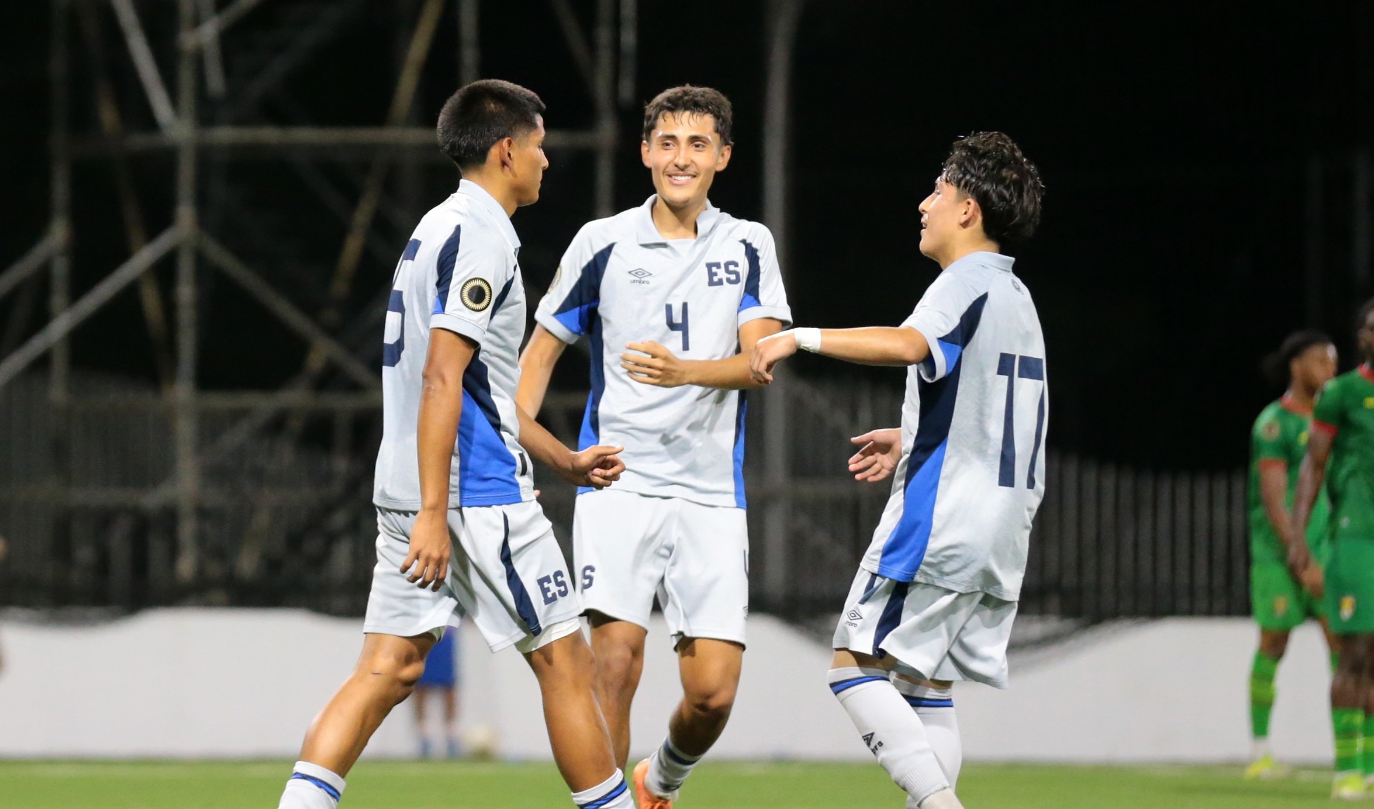 El Salvador derrota a Granada y se adueña del liderato del grupo A