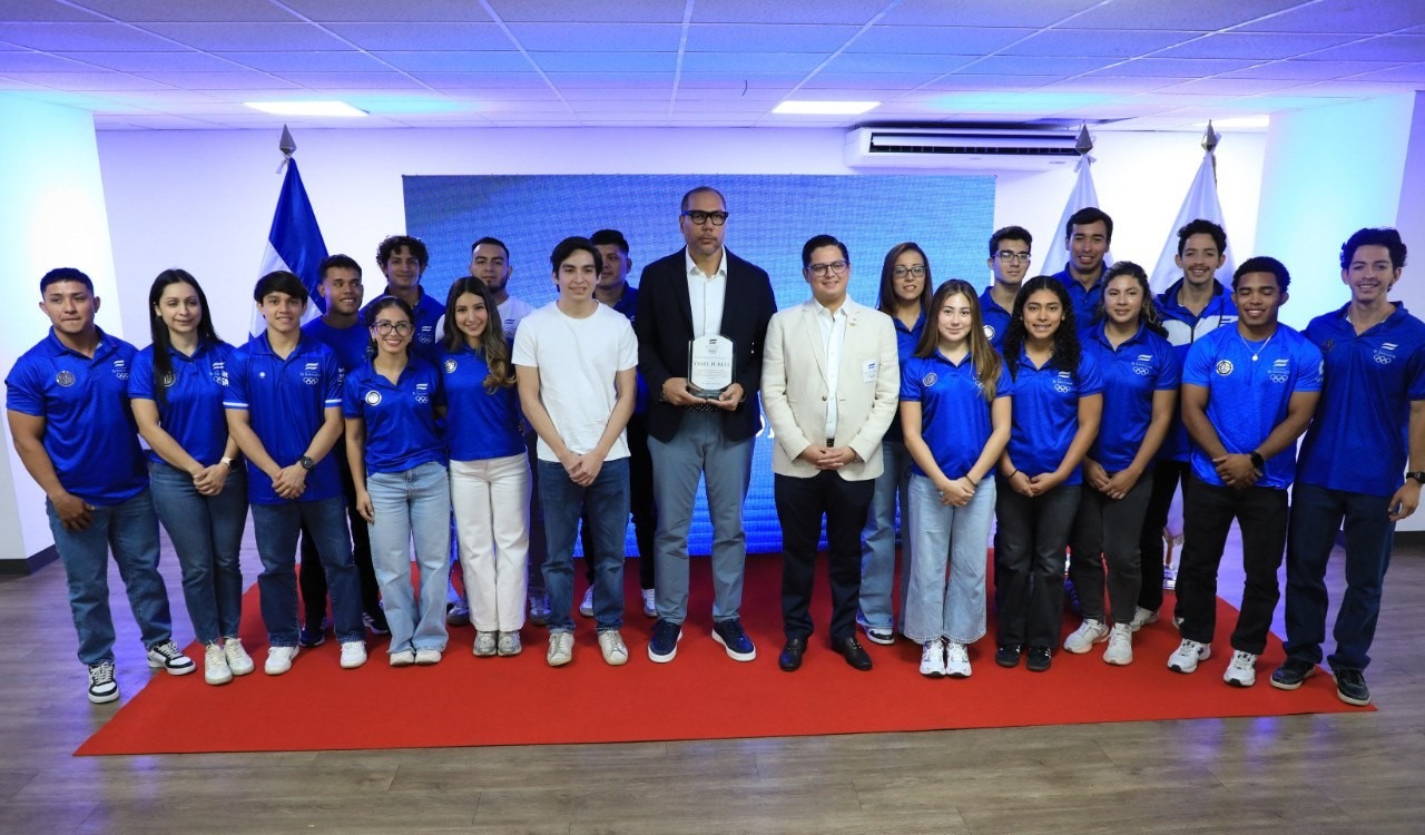 El COES homenajeó a Yamil Bukele por su trabajo en el Indes