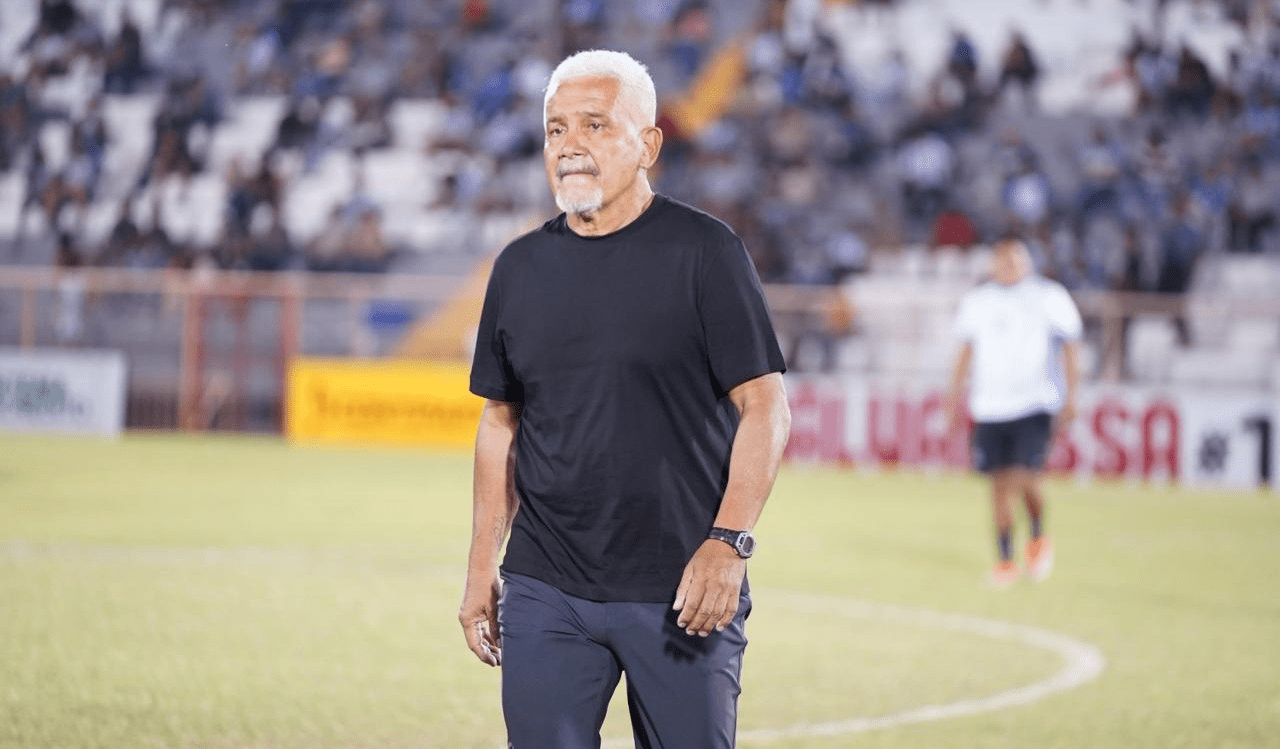 Metapán destituye a Efraín Burgos por los malos resultados