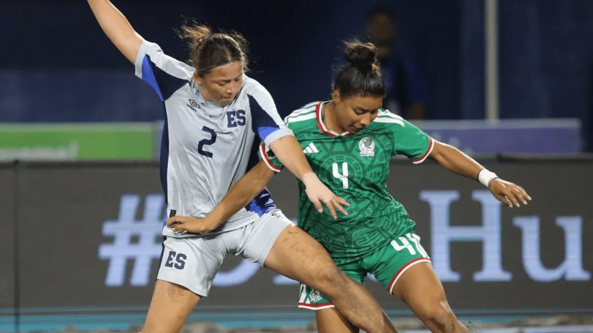 México derrota a El Salvador en penales y amarga su debut