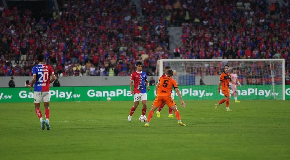 Águila cuestiona la cancha tras ir perdiendo 3-0 ante FAS