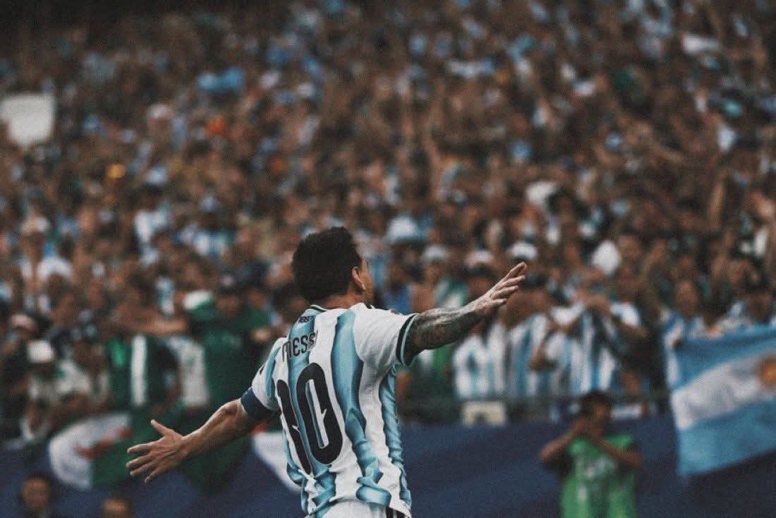Messi guía a Argentina con un triplete en su estreno mundialista