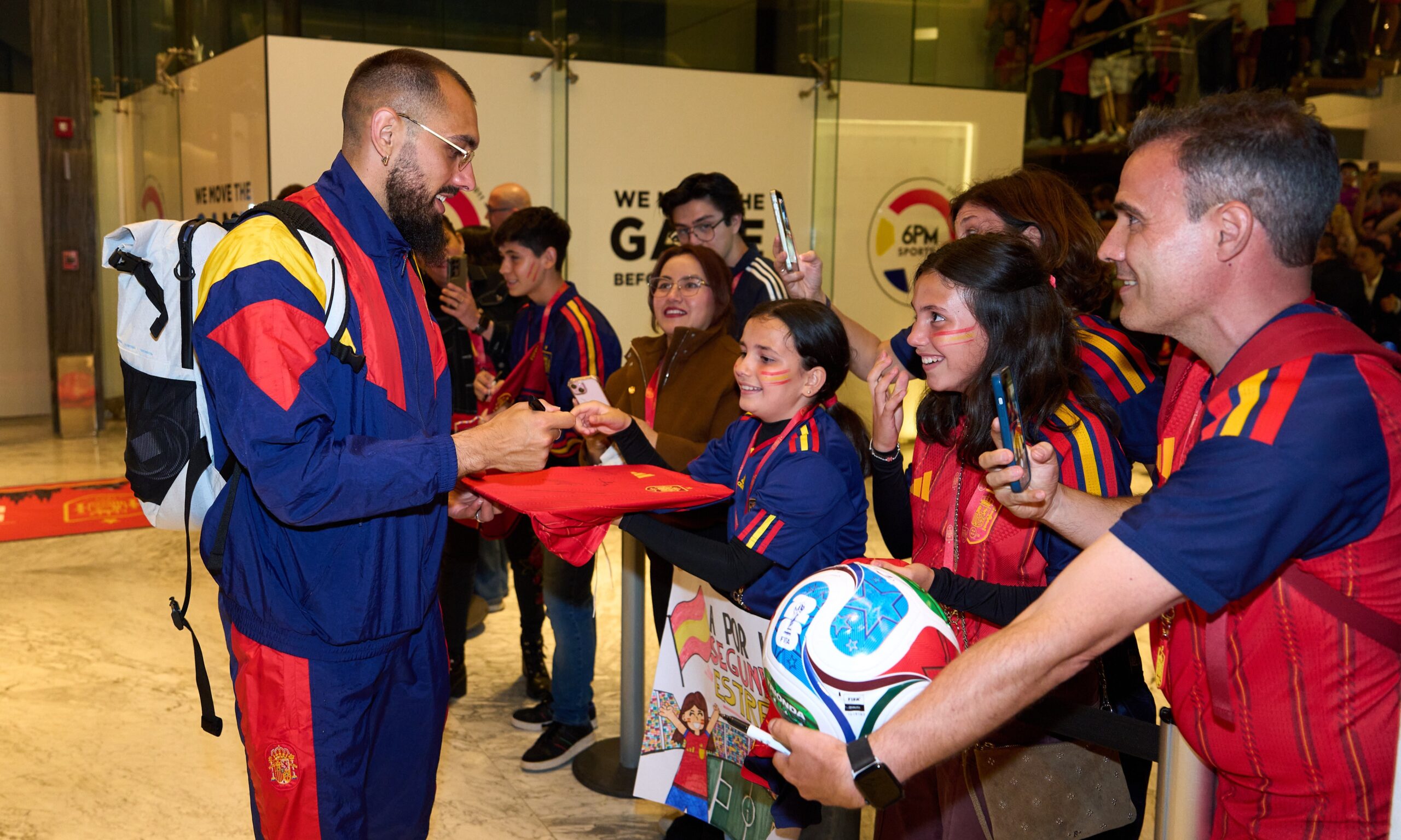 España llegó a Puebla para amistoso con ambiente de locura, aunque sin Lamine Yamal y Nico Williams