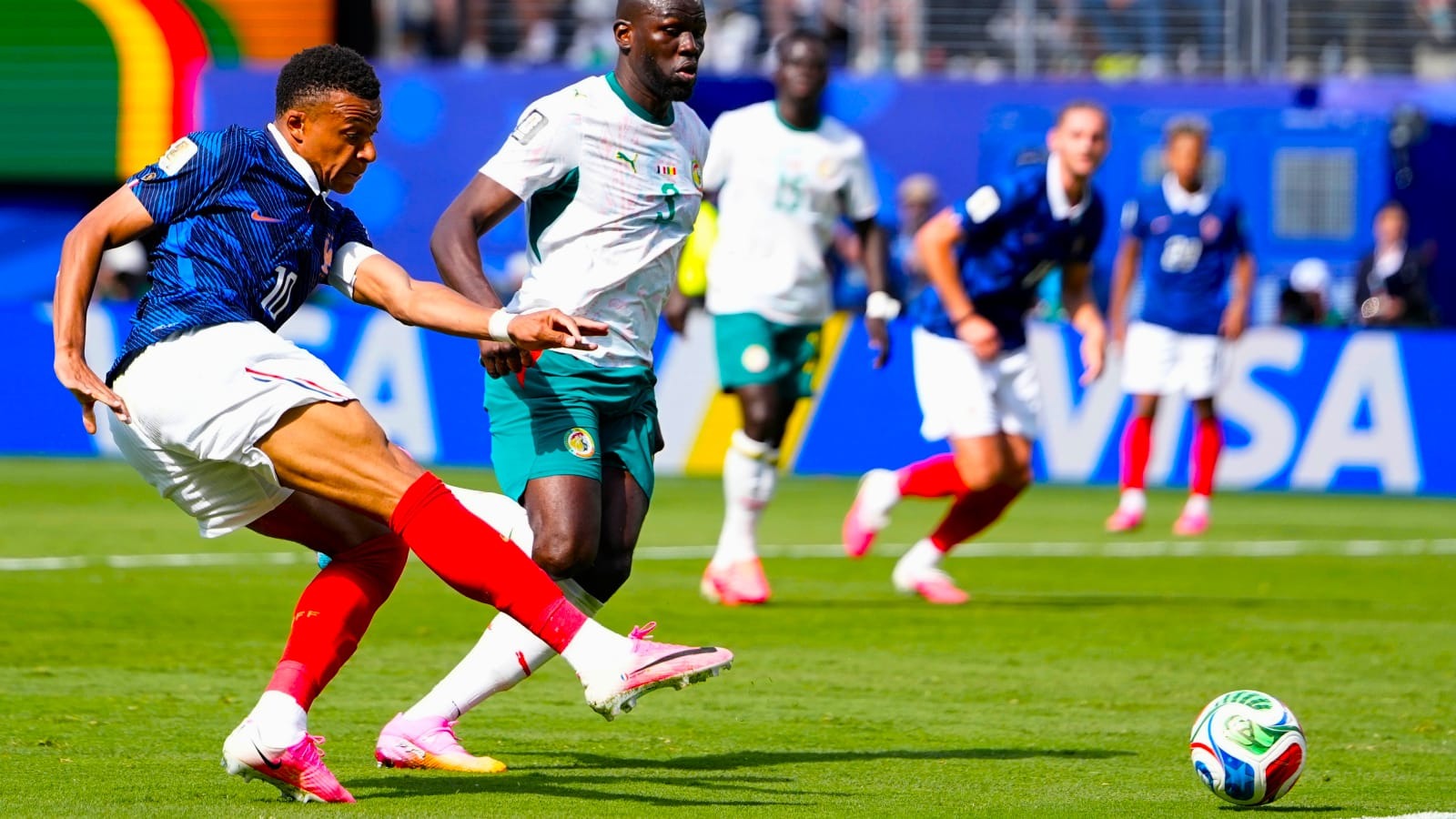 Francia impone su jerarquía y derrota a Senegal en su estreno mundialista